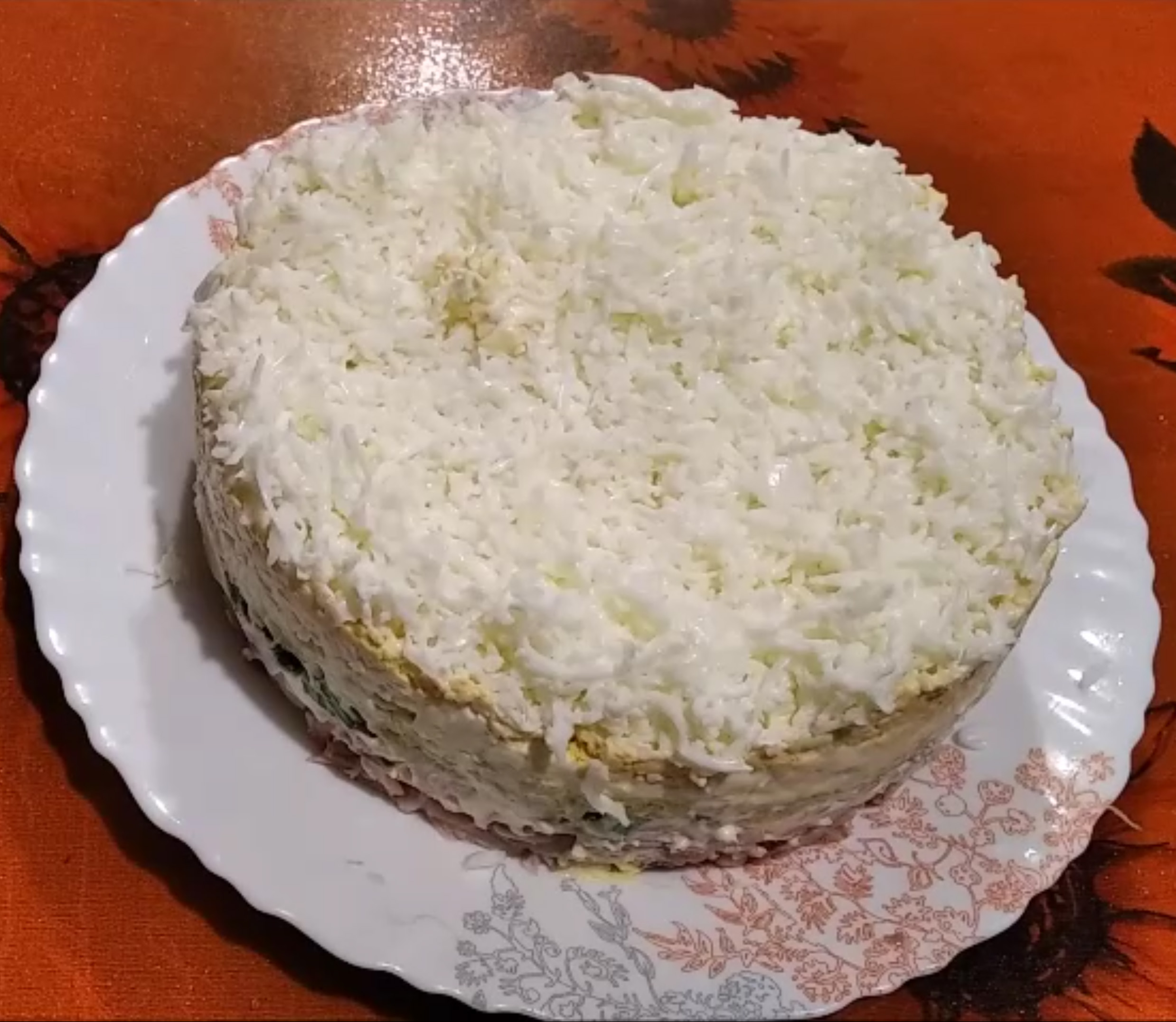 Вкусный, слоёный салат с копчёной курицей смотреть онлайн