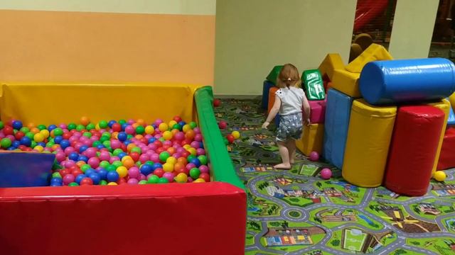 Девчонки в развлекательном центре смотреть онлайн