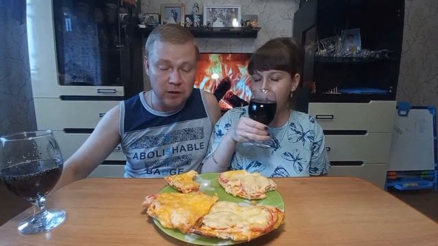 Мукбанг. Домашняя пицца и кола | Mukbang. Homemade pizza and cola смотреть онлайн