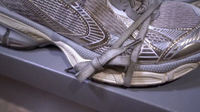 balenciaga 3xl sneakers (eng sub) смотреть онлайн