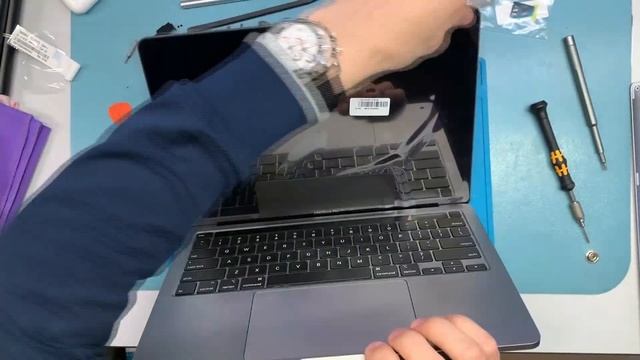 MacBook Pro 13" 2020 A2289 LCD Assembly Replacement смотреть онлайн