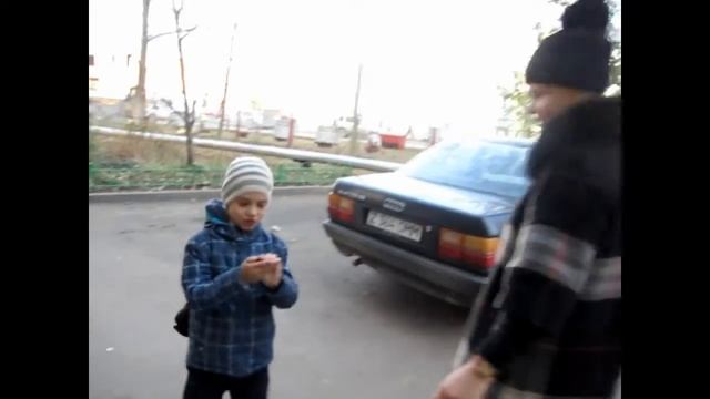 отличник идет из школы, как ходят отличники, веселый отличник, сам несет портфель, 8 лет 3 месяца, смотреть онлайн