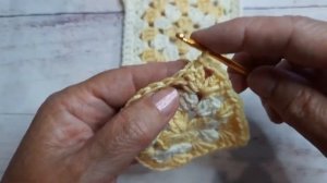 Вязаный крючком жилет "Бабушкин квадрат"