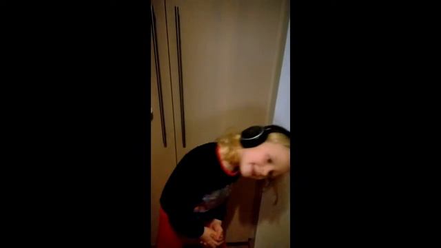 Sara Björk að syngja Bíólagið með Fílapenslum Siglufjarðar смотреть онлайн