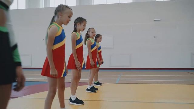 Черлидинг в спортивном клубе "Акела" смотреть онлайн