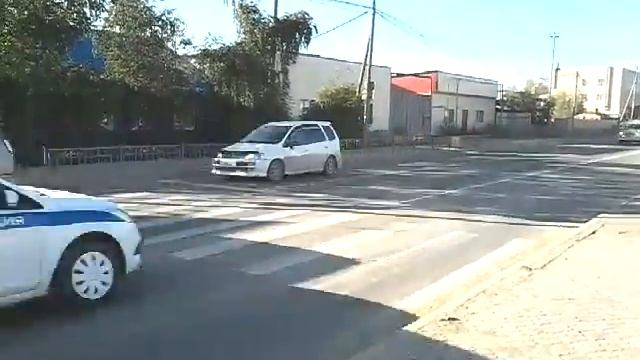 Много машин едут по асфальту смотреть онлайн