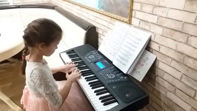 Игра на синтезаторе "Маленький котенок" смотреть онлайн
