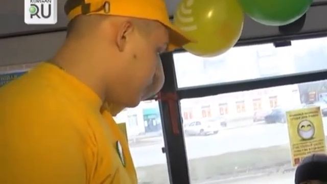 Пассажиры общественного транспорта улыбались смотреть онлайн