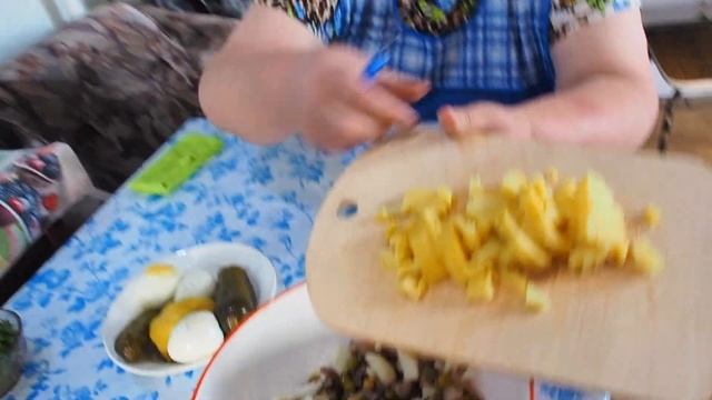 салат с селедки холодного копчения с яблоком рецепт от Галины на любителя смотреть онлайн