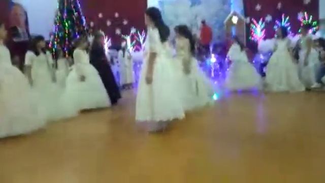Снег кружится летает летает смотреть онлайн