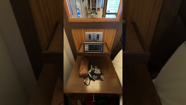 Круизный лайнер Disney Fantasy. 🛳 Тур по каюте Люкс с одной спальней и выходом на балкон. смотреть онлайн