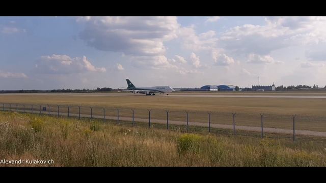 Boeing 747-446 YI-AQQ Iraqi Airways Landing at the Minsk MSQ/UMMS смотреть онлайн