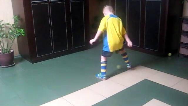 Тренировка техники (часть 9). Денис 4 года 6 месяцев -Future Cristiano Ronaldo смотреть онлайн