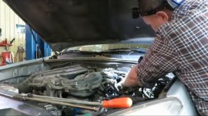 Замена свечей,Toyota Land Cruzer Prado V6,кошка Анфиска помогает.