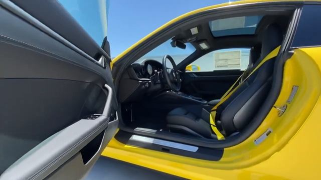 Porsche 911 Carrera S (992) in Racing Yellow смотреть онлайн