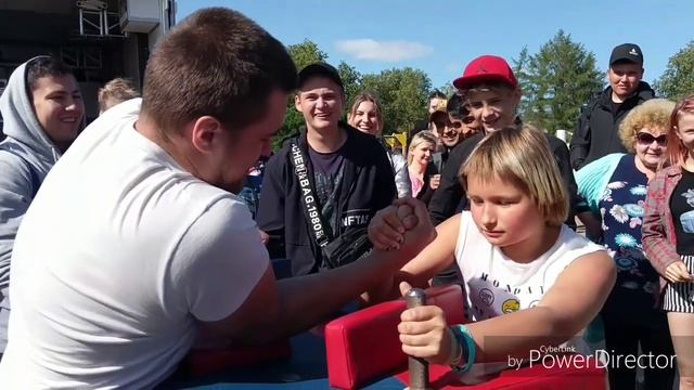 Как девушка сделала мужика в армрестлинге смотреть онлайн