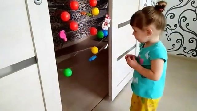 Развивающие игры с пластмассовыми шариками. Качаем пресс. смотреть онлайн