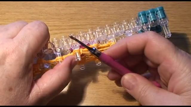 Шорты для Барби из резинок Rainbow loom bands смотреть онлайн