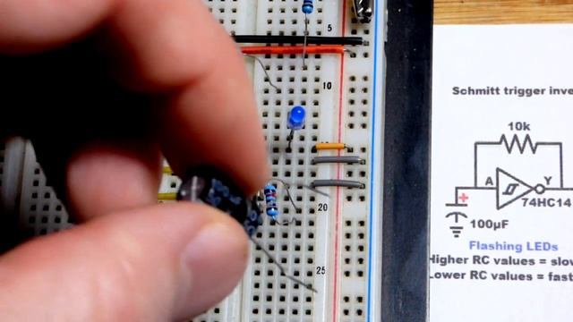 Single schmitt trigger digital inverter oscillator flashing LEDs 7414 74HC14 integrated circuit смотреть онлайн