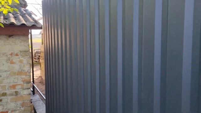 Строим забор из металопрофиля и садим первые деревья. смотреть онлайн