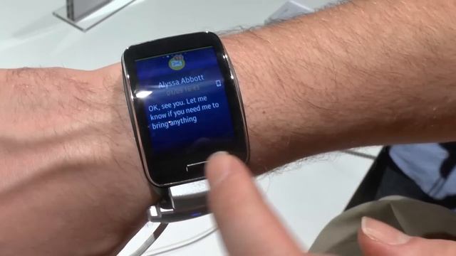 Prise en main de la montre Samsung Gear S à l'IFA 2014 смотреть онлайн