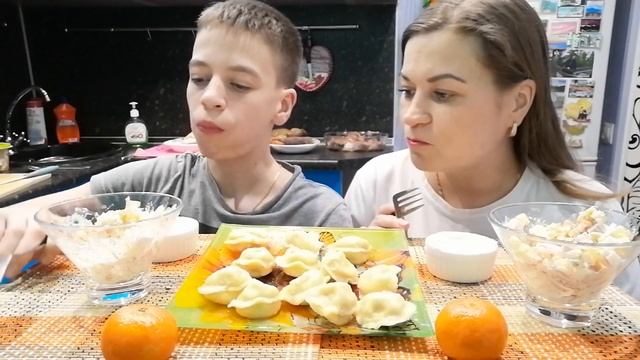 МУКБАНГ ПЕЛЬМЕНИ/САЛАТ ОЛИВЬЕ/MUKBANG DUMPLINGS/OLIVIER SALAD
