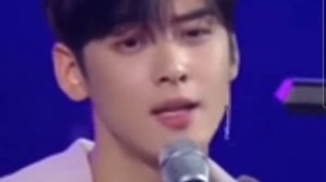 Чха Ын  У  класна  поёт песню  и играет  пианино 🎹