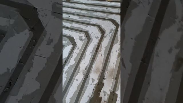 Водяной теплый пол в каркасном доме 2. Заполнение пазух плиточным клеем. смотреть онлайн