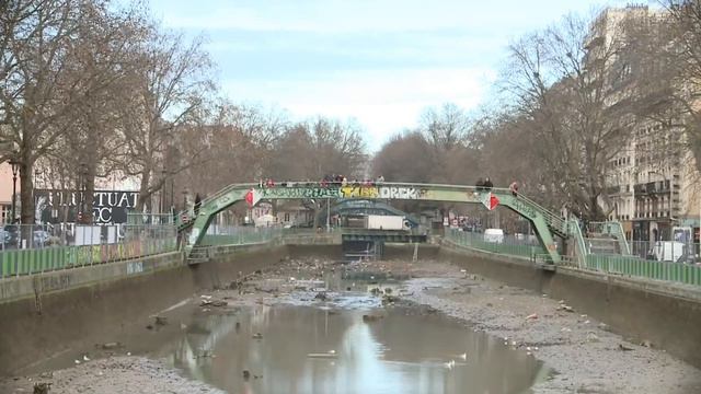 Во Франции впервые осушили 200 летний канал и на дне нашли много удивительных находок смотреть онлайн