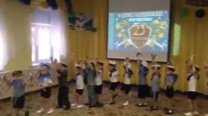 Танец с флажками 2 младшая группа