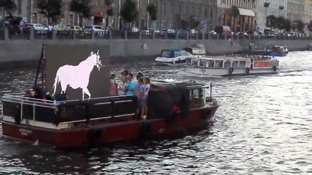 белая лошадь на Фонтанке / white horse on Fontanka river 01 смотреть онлайн