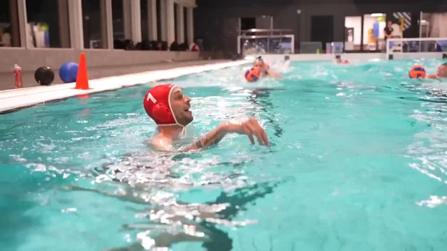 KOEN ZITOEN KOPJE ONDER als WATERPOLO KEEPER смотреть онлайн