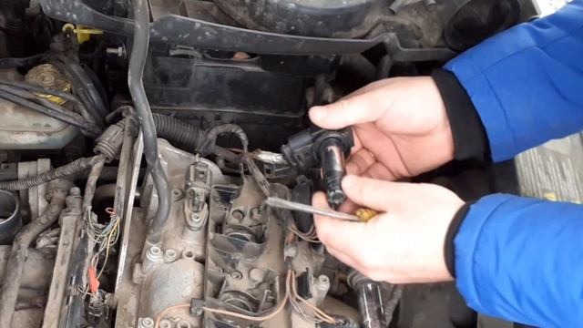 Замена свечей и котушки зажигания ШКОДА ФАБИЯ 1,2 и 1,4 смотреть онлайн