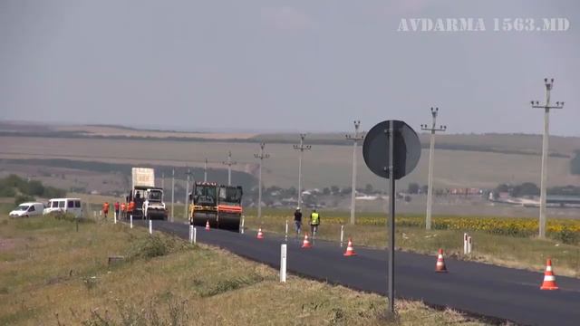 Дорога Авдарма-Ферапонтьевка_ ведутся работы по укладке защитного слоя асфальта смотреть онлайн