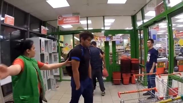 Охрана в «Пятерочке» снова лютует. смотреть онлайн