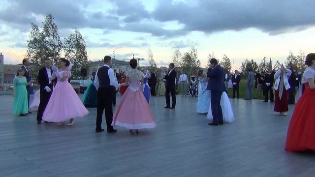 Соревнование танцевальных команд на бале в парке Зарядье . балансе.рф смотреть онлайн