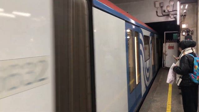 81-765/766/767.4 Москва 2019 На станции Ленинский проспект смотреть онлайн