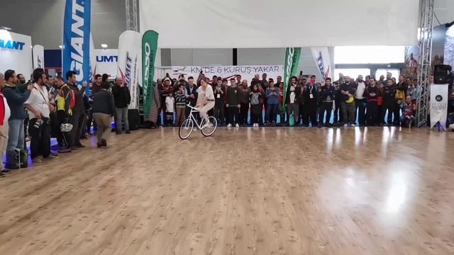 Красивая девушка делает крутые трюки на велосипеде 2021 год смотреть онлайн