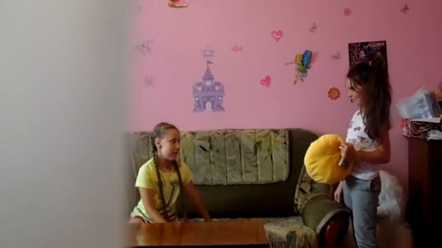 Пукнула играя в Твистер. Реакция подруги. Пранк (ШБ 333) смотреть онлайн