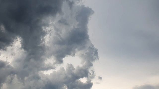 Небо разделилось пополам на светлую и тёмную сторону.Жители города могли наблюдать необычное явлен смотреть онлайн