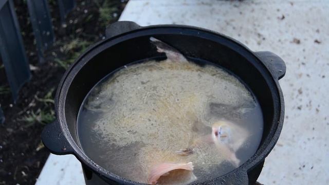 Уха жареная. Часть1. Необычный рыбный суп приготовленный в казане на костре. смотреть онлайн