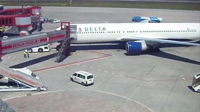 Berlin Tegel Airport - Departures and Arrivals смотреть онлайн