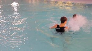 ПОСПОРИЛИ, кто ЛУЧШИЙ в ГИМНАСТИКЕ ПОД ВОДОЙ Мальчик VS Девочка