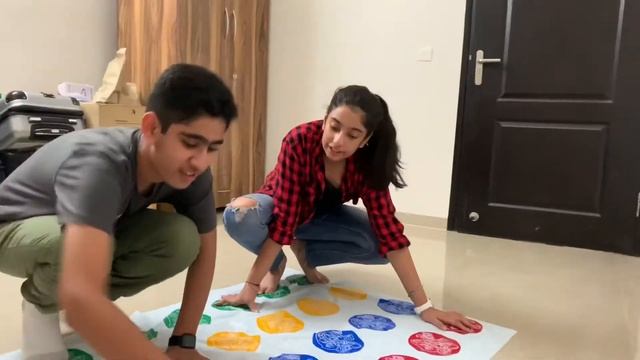 Twister Game! смотреть онлайн