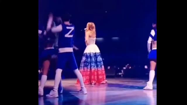 2015 год . Певица Максим. Платье- флаг РФ и буква Z на спинах танцоров смотреть онлайн
