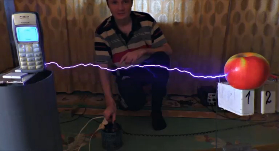 Как сделать ГЕНЕРАТОР на МИЛЛИОН ВОЛЬТ в домашних условиях на умножителях напряжения смотреть онлайн