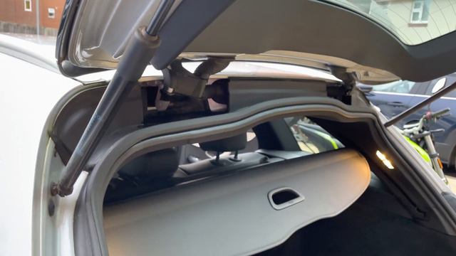 Operating the powered hatch on the Mercedes-Benz C 220d S205 AMG Line Edition смотреть онлайн