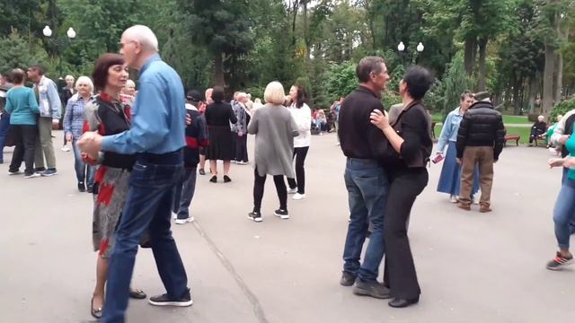 МНЕ ВЧЕРА ПРИСНИЛОСЬ, ТЫ В МЕНЯ ВЛЮБИЛАСЬ! ТАНЦЫ В ПАРКЕ ГОРЬКОГО ХАРЬКОВ смотреть онлайн