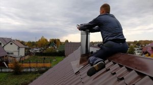 Монтаж нержавеющего дымохода и чугунной печи в бане.