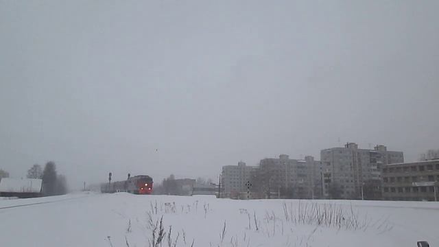 Тепловоз ТЭП70-0139 с пригородным поездом Обозерская-Архангельск смотреть онлайн